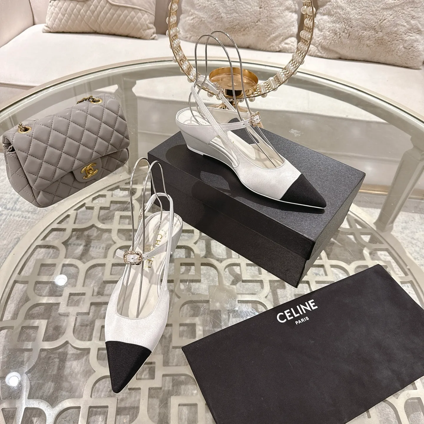 👟👟Ex-factory price 540👟👟 Chanel Xiaoxiang 25ss early spring new product silk satin sandals series French style, so beautiful that it is so beautiful! This is what an elegant and romantic fairy should be like! The minimalist color scheme and silk satin are deeply rooted in people's hearts. It goes well with skirts or casual wear! Fabric: Made of original customized silk Lining: Sheepskin Outsole: Genuine leather outsole imported from Italy Heel height: 4.5cm Size: 35-39 (40.41.42 customization is non-refundable)